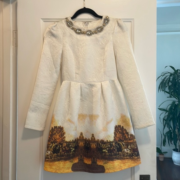 White mini long sleeved dress with horse and carriage details at the bottom - Picture 1 of 5
